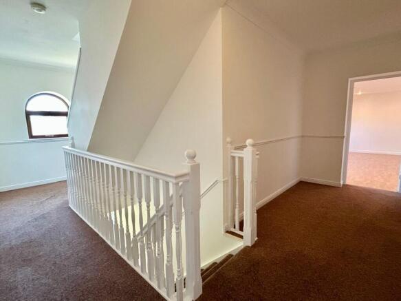 5 bed Detached for sale Image 11