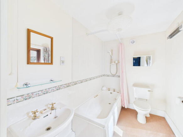 6 bed Detached to rent Image 12
