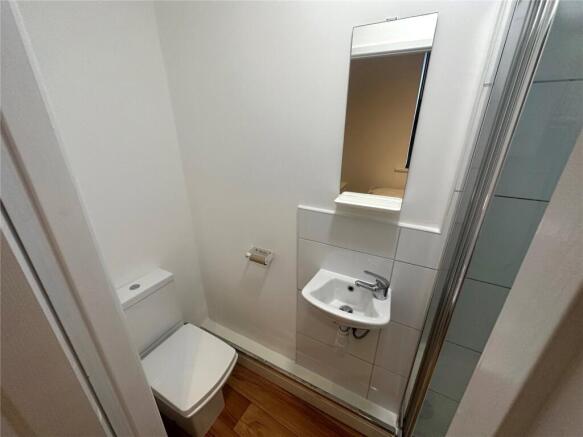 4 bed House to rent Image 6