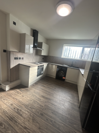 4 bed House to rent Image 4