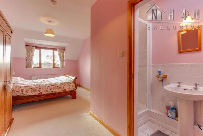MAIN BEDROOM: