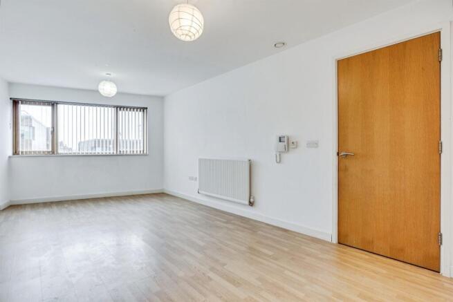 2 bed Flat for sale Image 4