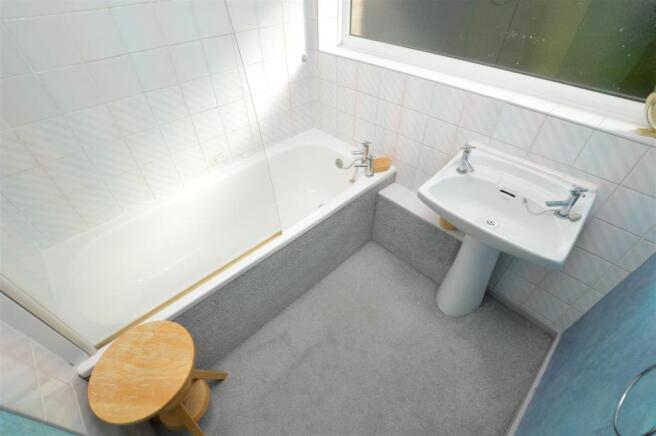 BATHROOM (rear)