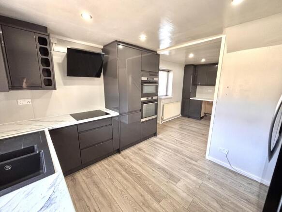 3 bed House to rent Image 5