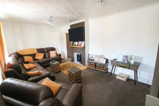 OPEN PLAN LOUNGE