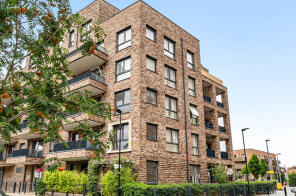 18, 6 Braithwaite House, Troubridge Square, London E17 3GR