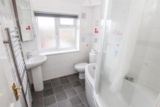 FIRST FLOOR FULLY TILED BATHROOM