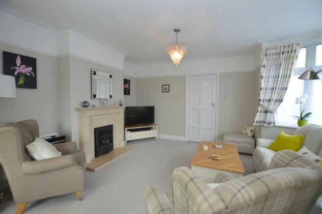 22 Strathearn Ave living room2.JPG