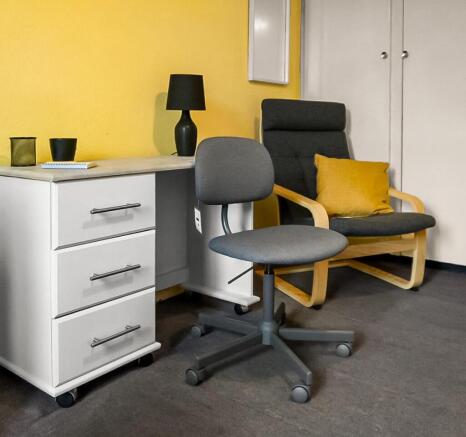 Room 5 - Desk.jpg