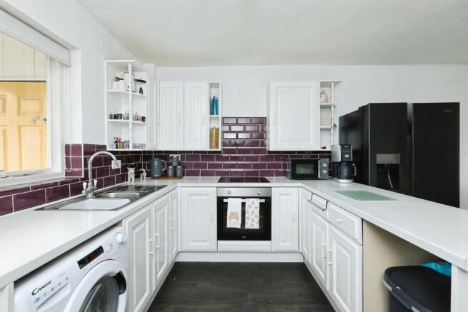 3 bed Town House for sale Image 3