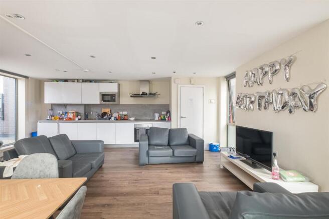 5 bed Town House for sale Image 4