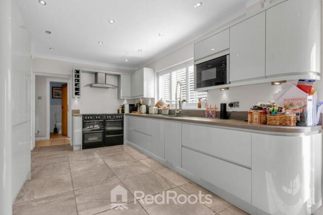 4 bed Detached for sale Image 6