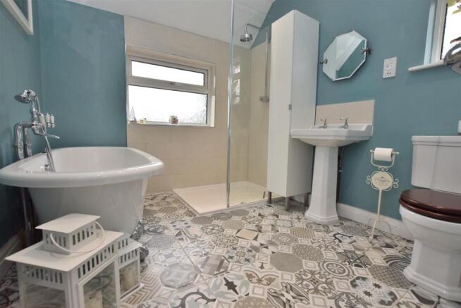 Beautifully Appointed Four Piece Bathroom
