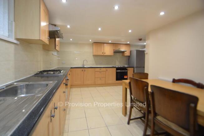 8 bed Semi-Detached to rent Image 5