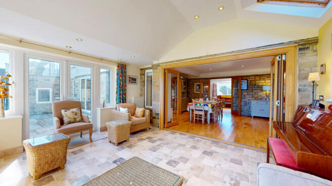 5 bed Detached for sale Image 11