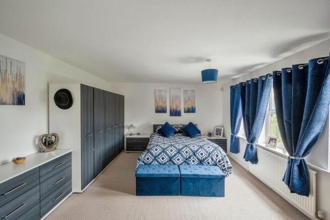 4 bed Detached for sale Image 12