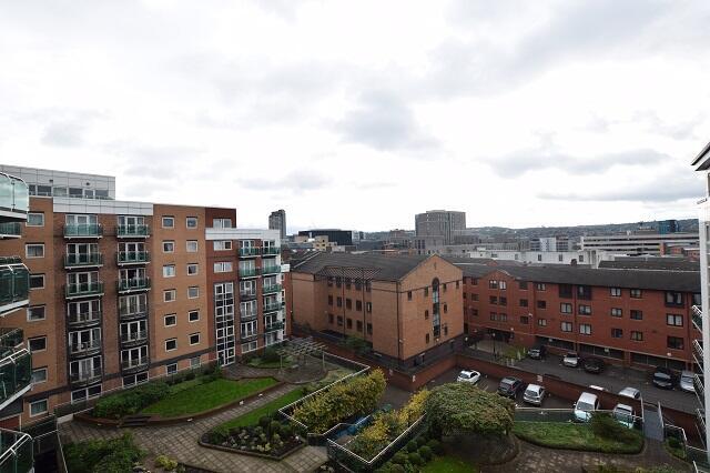 3 bed Apartment to rent Image 10