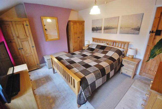 MASTER BEDROOM: