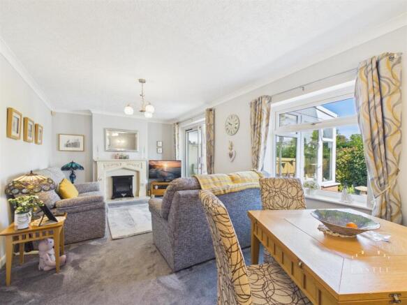 LOUNGE/DINING ROOM