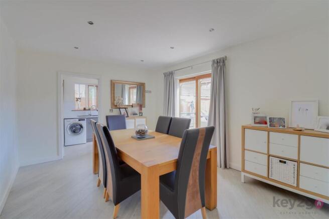 5 bed Detached for sale Image 10