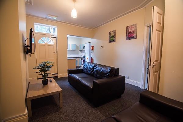 11_newington_rd_student_properties_livingroom2.jpg