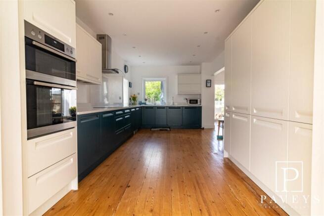 KITCHEN/BREAKFAST ROOM