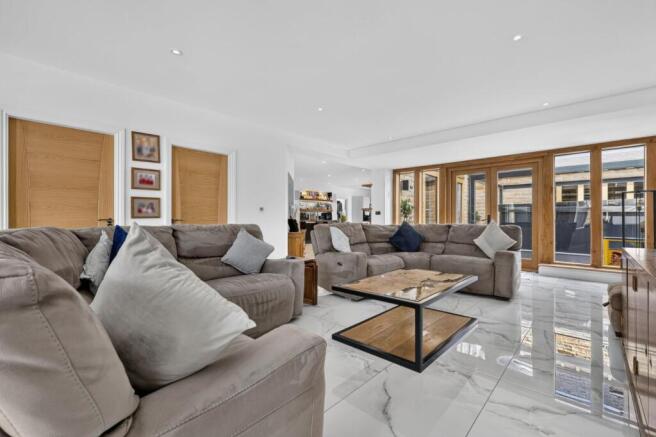 8 bed Detached for sale Image 8