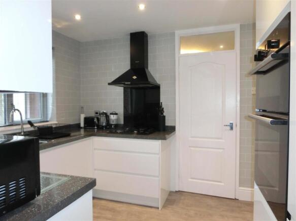 Lynbrook Close 17 Kitchen.jpg