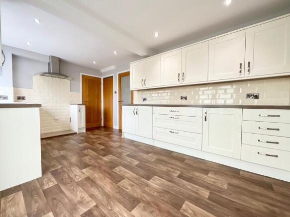 4 bed Link Detached House for sale Image 8