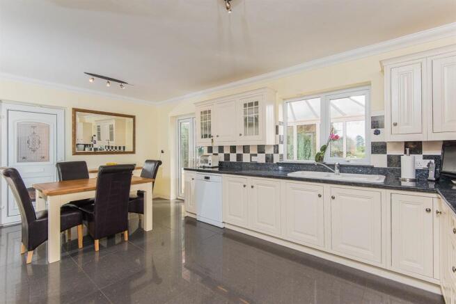 Kitchen/ Dining Room 