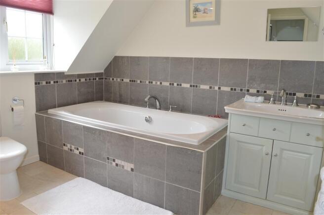 EN SUITE BATHROOM