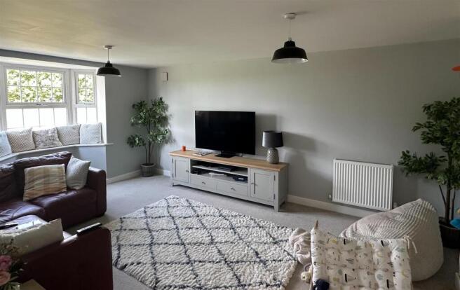 7 Salvadori Gdns - Lounge.jpg