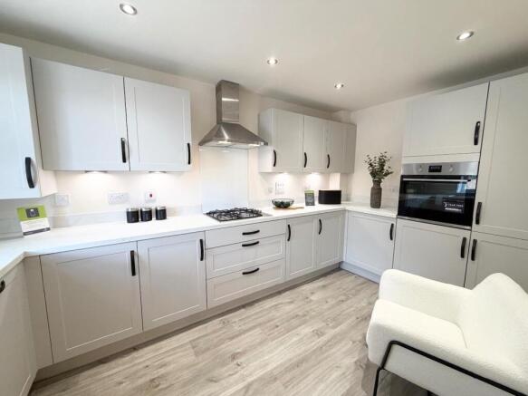 4 bed Semi-Detached for sale Image 4