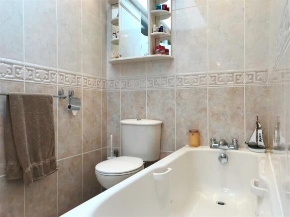Bathroom 1a.JPG