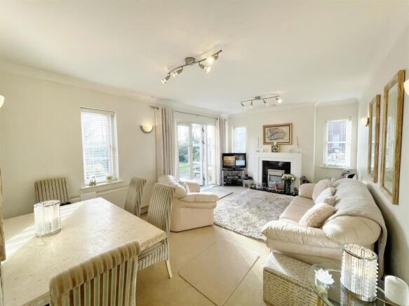 LOUNGE WITH DINING AREA