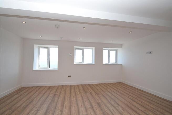 2 bed Penthouse to rent Image 2