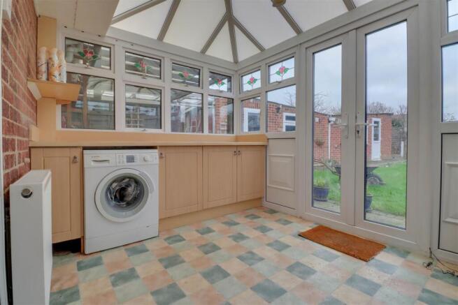 1 RETTENDON GARDENS-10.jpg