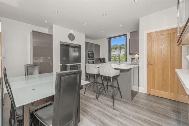 4 bed Terraced for sale Image 8