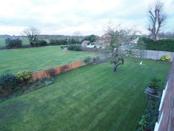 Extensive Garden & Open Countryside Outlook 757