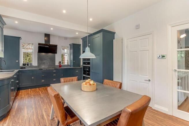 5 bed Detached for sale Image 6