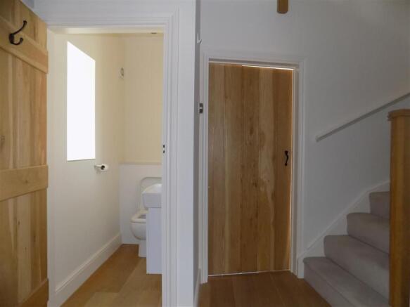 6 Moat Yard - Hall & WC.JPG