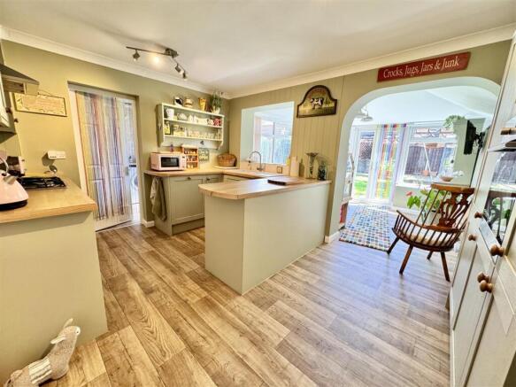3 bed Semi-Detached for sale Image 4