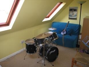 Bedroom/ Study