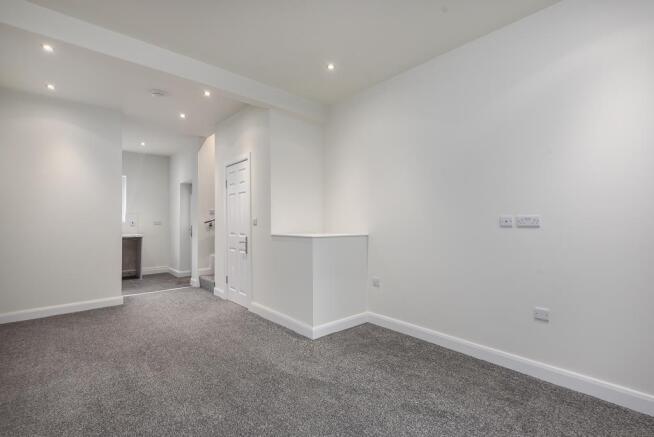 2 bed Terraced to rent Image 5