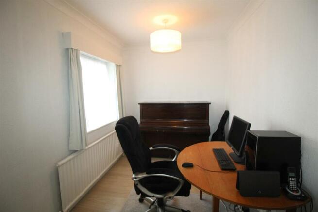 Clive Avenue, 33 Lounge 4.JPG