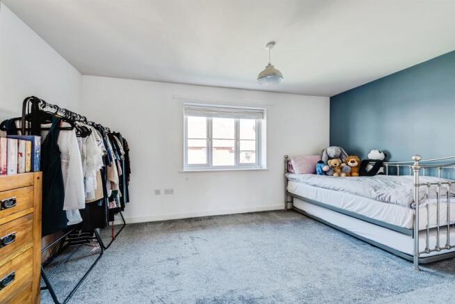 Barnsley Close, Tadpole Garden Village, Swindon photo 4
