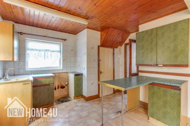 KITCHEN / DINING ROOM: