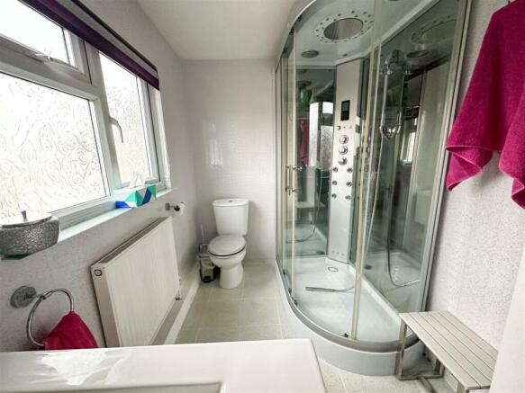 EN-SUITE SHOWER ROOM