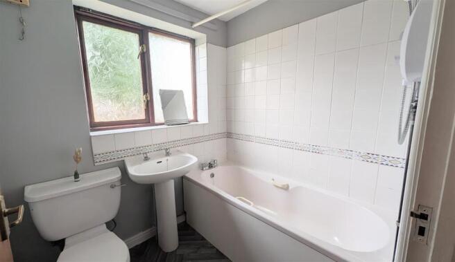 3 bed Semi-Detached to rent Image 8