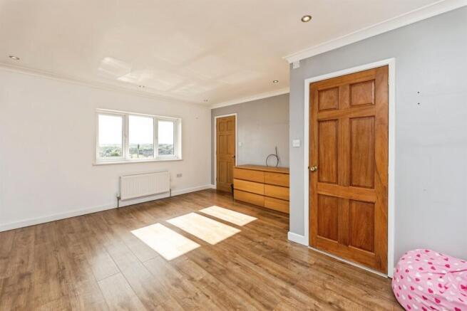 5 bed Detached for sale Image 12